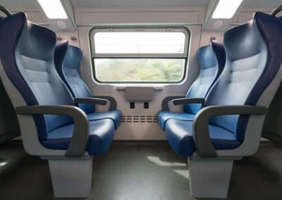cuatro-asientos-azules-vacios-frente-al-otro-moderno-tren-europeo_43552-12